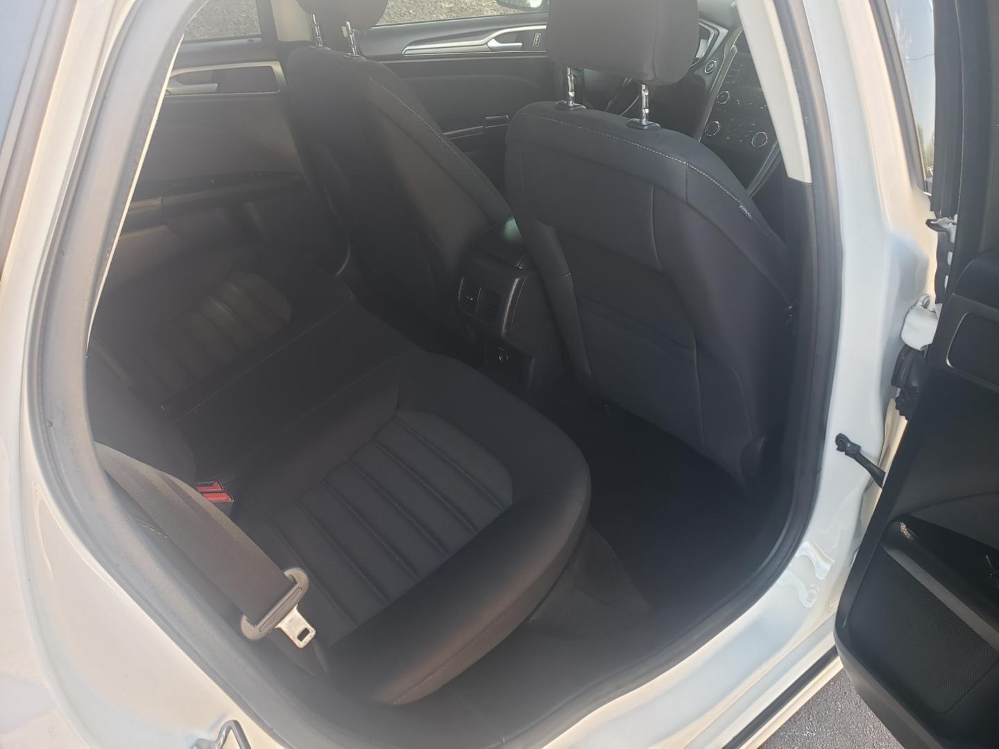 2017 WHITE /black Ford Fusion Hybrid SE hybrid (3FA6P0LUXHR) with an 2.4L L4 DOHC 16V engine, 6-Speed Automatic transmission, located at 323 E Dunlap Ave., Phoenix, AZ, 85020, (602) 331-9000, 33.567677, -112.069000 - Photo#15